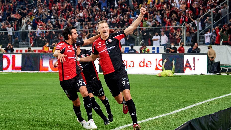 Julio Furch anota el gol del campeonato