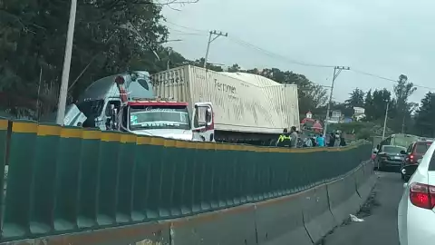 Cierran la México-Toluca por volcadura de tráiler con toneladas de cerveza