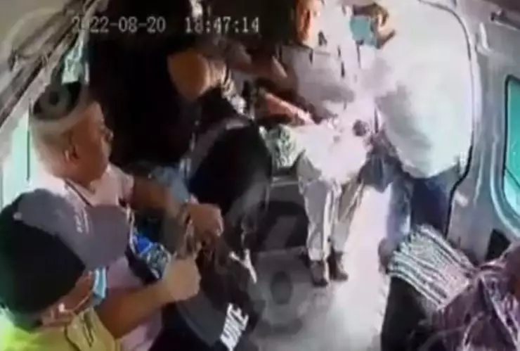 Bajan a ladrón de combi a mochilazos