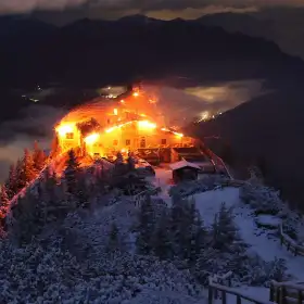 Incendio del “Nido del Águila” -construido para Adolf Hitler- en los Alpes bávaros.