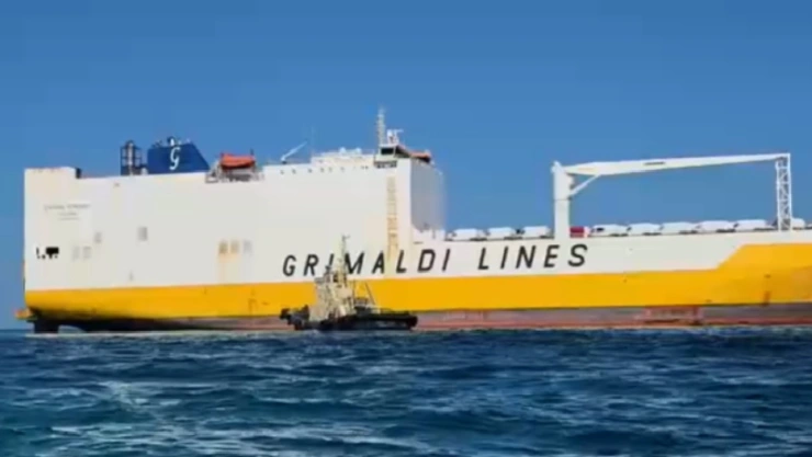 Encalla barco mercantil en la Costa Esmeralda de Yucatán.jpg