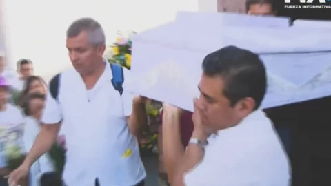 Al grito de justicia, familiares y habitantes de Taxco despiden a la niña Camila