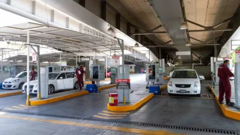 personal autorizado realizando la verificación vehicular en CDMX