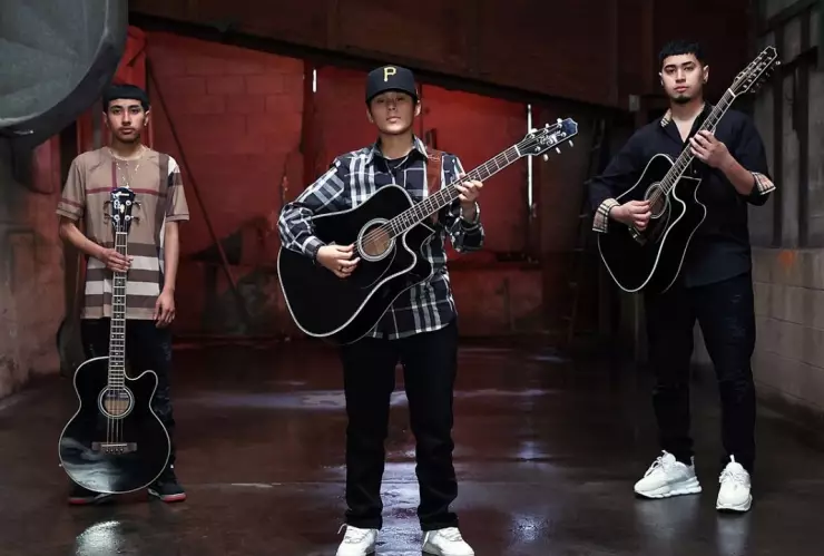 La banda ‘Yahritza y su Esencia’ ya tiene su propia canción: “nos gusta comer chicken nugget”