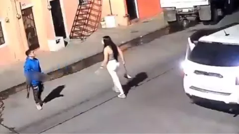 Feminicidio en Guadalajara: cámaras captan momento en que un hombre le dispara a su expareja