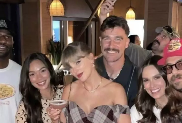 una foto de la pareja entre familiares y amigos