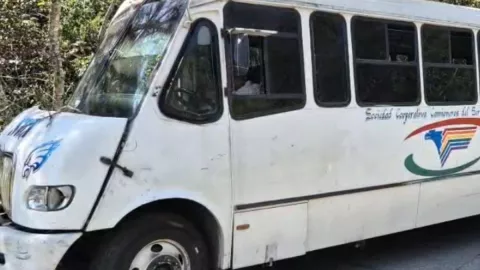 autobús se impacta contra auto en Xalapa