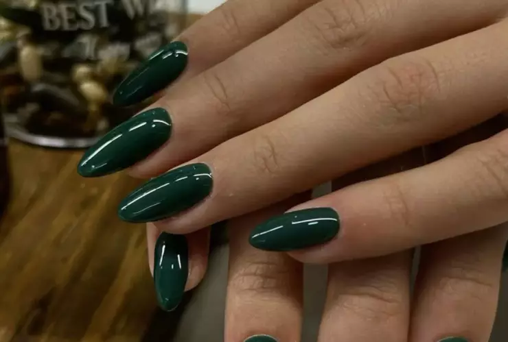 12 modelos de uñas verdes que se verán elegantes si las usas en cortas o largas: y para cualquier fecha del año