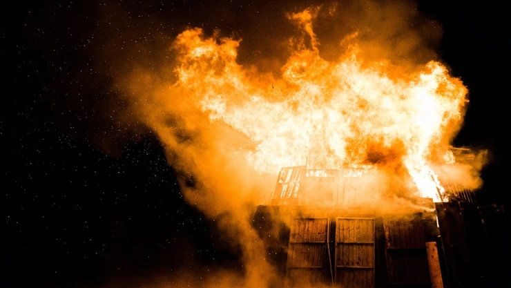 Mujer incendia su casa.jpg