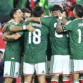 América y Chivas congelaron las negociaciones por él y hoy fue la figura de México ante Perú