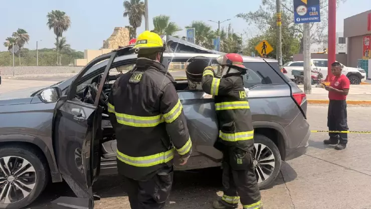 Explota tanque de gas LP dentro de camioneta en Veracruz; así quedó