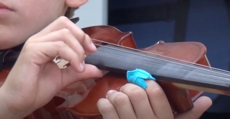chica tocando el violin aprendiendo