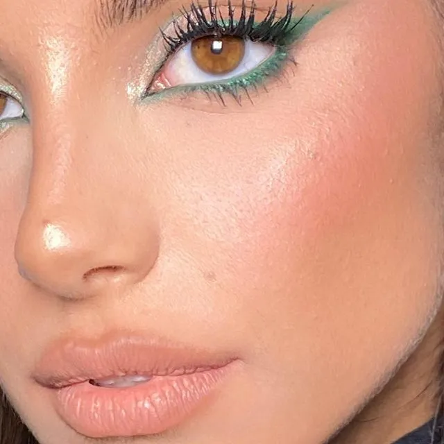 Delineador verde esmeralda para ojos cafés