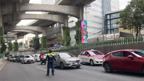 policía de tránsito desvía los autos