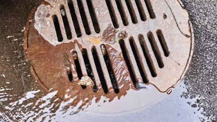Niños se pierden en alcantarilla.
