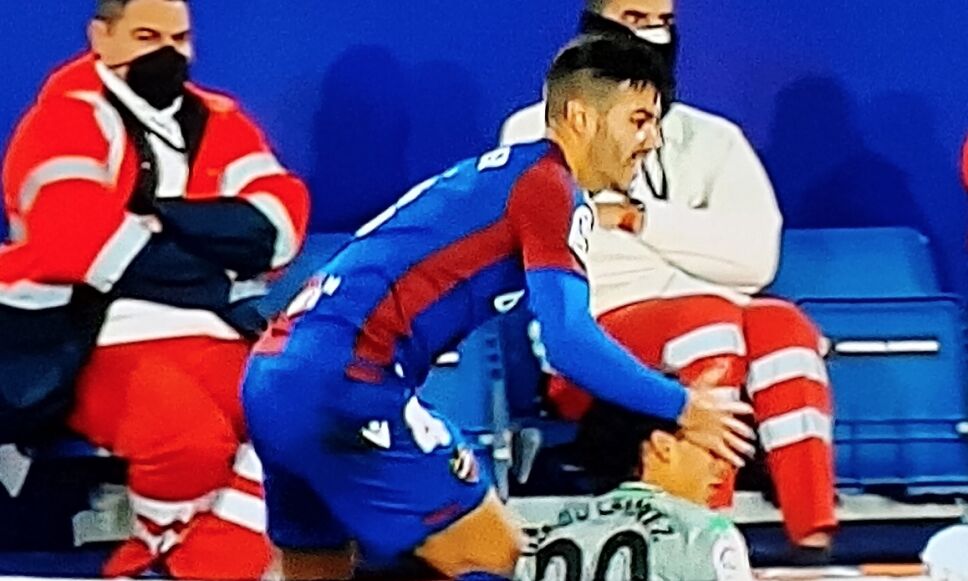 Lainez sufre agresión en el Real Betis vs Levante