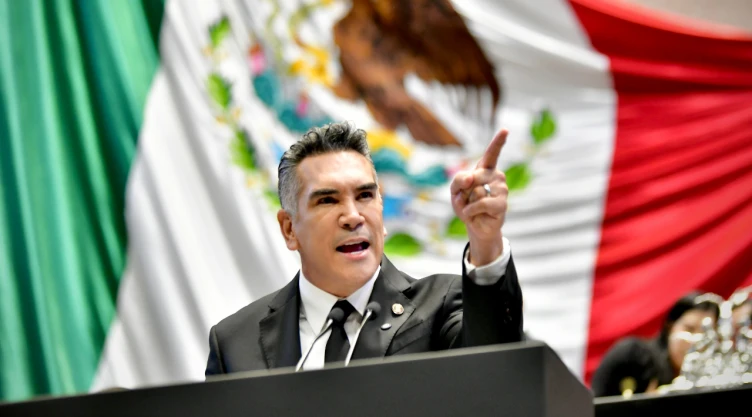 alejandro moreno del pri hablando con una bandera de méxico atrás de él