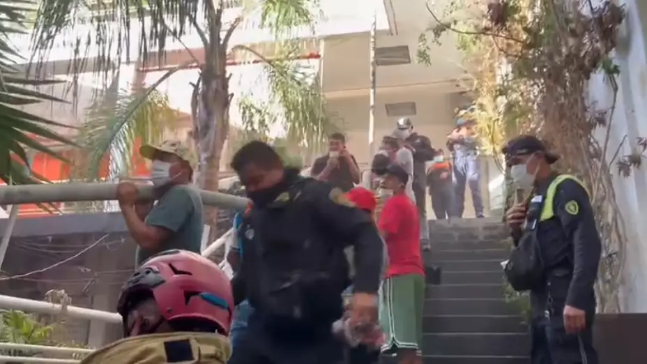 Incendio en fábrica de zapatos en el área de la Lagunilla de la Ciudad de México manguera