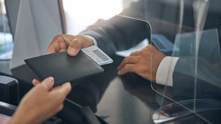 Una persona entrega sus documentos para volar