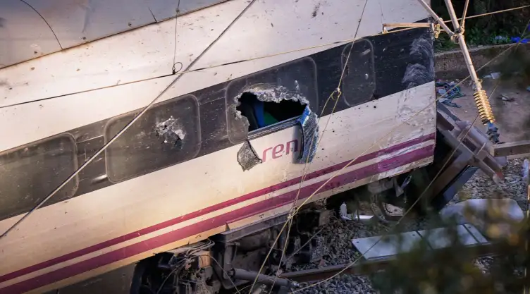 Parte de un tren accidentado en Adamuz, España.