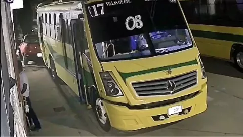 Captan a conductor de la ruta 17 haciendo del baño en la calle en Zacatecas; la grabación se ha vuelto viral