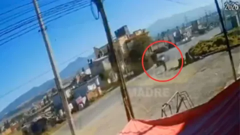 VIDEO ¡IMÁGENES FUERTES! Momento en el que adulto mayor es atropellado brutalmente por un auto