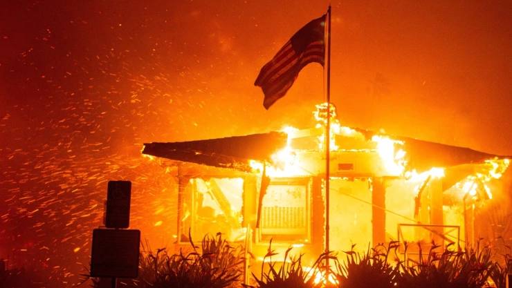 Incendios en Los Ángeles afectan propiedades de famosos.