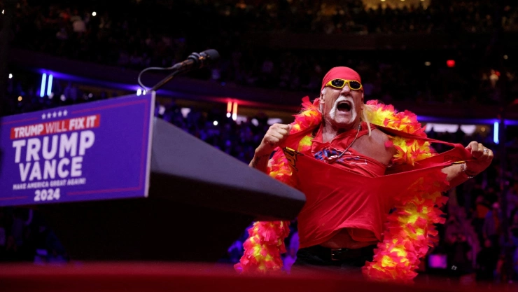 Hulk Hogan se rasga la camisa durante un mitin del candidato presidencial republicano y expresidente estadounidense Donald Trump , en el Madison Square Garden, en la ciudad de Nueva York, EE. UU., el 27 de octubre de 2024.