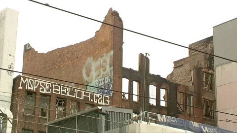 Dos adolescentes de 13 años ayudan a la policía con sus investigaciones sobre el incendio masivo que arrasó edifcios en un suburbio de Sídney.