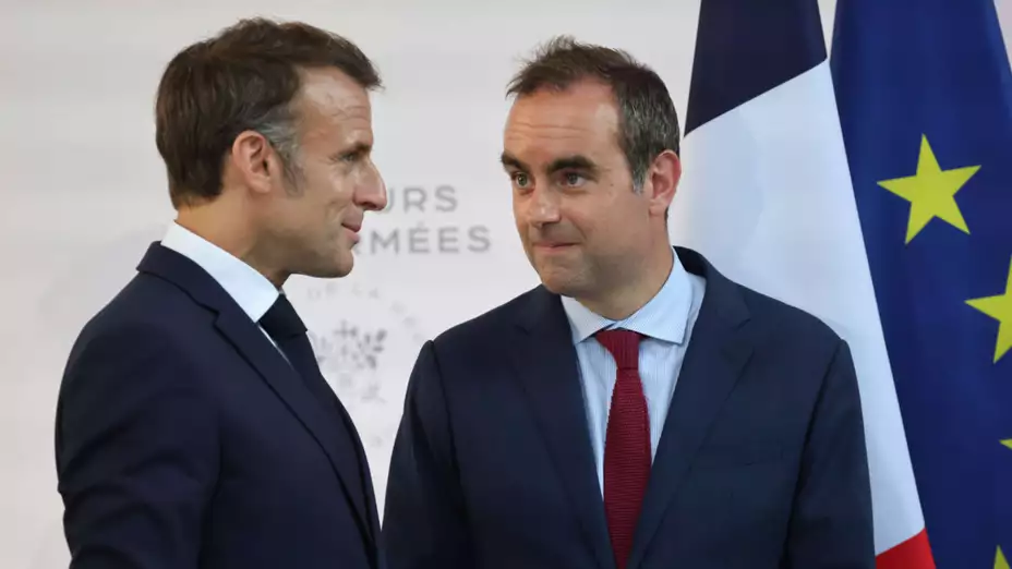 Emmanuel Macron, presidente de Francia y el entonces ministro de defensa, Sebastien Lecornu