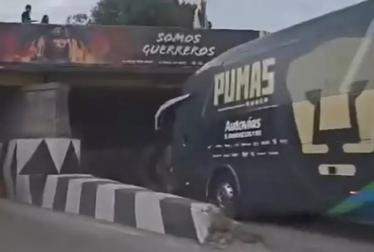 FOTO_ Camión de Pumas se atora en un puente de San Luis Potosí