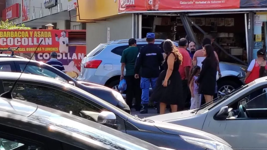 ¡Imágenes impactantes! Camioneta choca contra una tienda de convencía y destruye la entrada en Av. 8 de Julio en Guadalajara