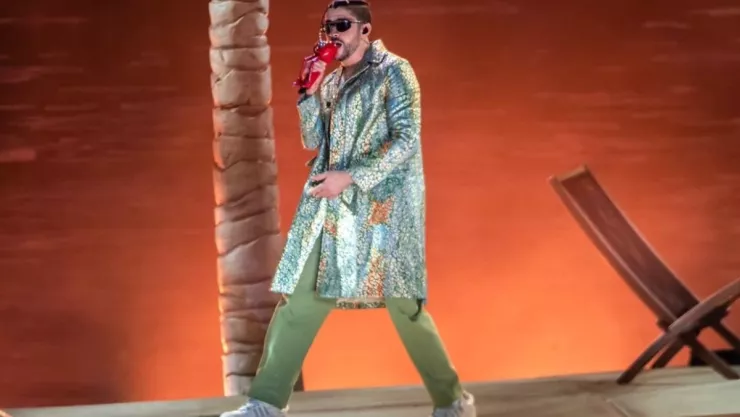 Apasionado beso entre Bad Bunny y Gael García enciende las redes