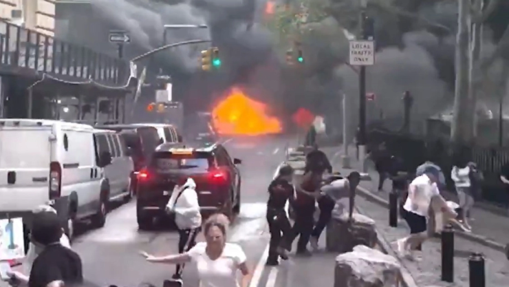 Explosión-frente-al-Toro-de-Wall-Street-desata-pánico-en-Nueva-York_-vehículo-ardió-en-plena-zona-fi.webp