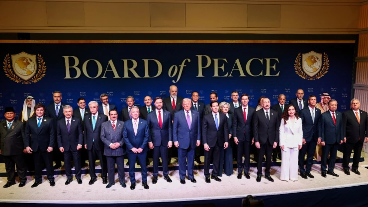 El presidente de Estados Unidos, Donald Trump, el vicepresidente de Estados Unidos, JD Vance, y el secretario de Estado de Estados Unidos, Marco Rubio, posan para una foto familiar con otros representantes que participan en la reunión inaugural de la Junta de Paz , en el Instituto de Paz de Estados Unidos en Washington, DC, Estados Unidos, el 19 de febrero de 2026.
