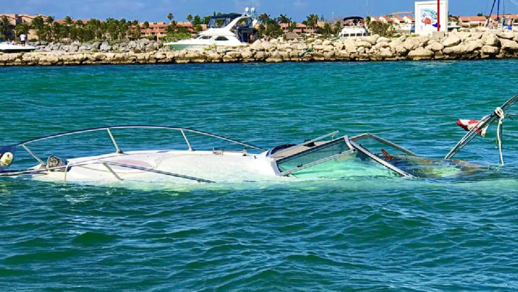 Se hunde embarcación en Puerto Aventuras con pasajeros a bordo