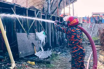 Un bombero apaga las llamas en un complejo turístico de Bangladesh.