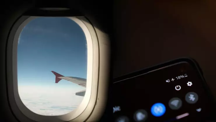 ¿Qué pasa si no pongo modo avión en tu celular durante el vuelo?
