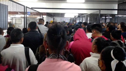 Usuarios reportan retrasos de hasta 35 minutos en la Línea 9 del Metro CDMX hoy 17 de julio de 2023.