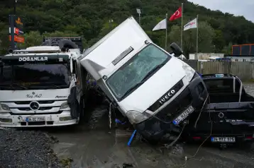 Vehículos afectados por una inundación en Estambul, Turquía.