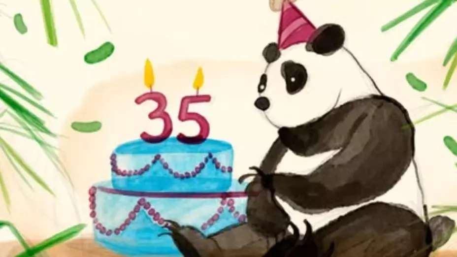 La panda gigante Xin Xin con su pastel de cumpleaños número 35.