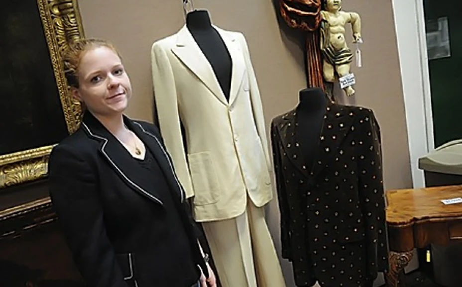 Subastan traje de Lennon en 46 mil dólares