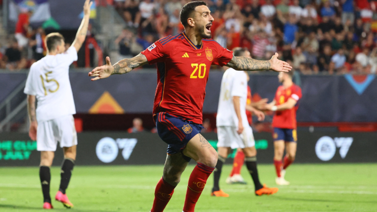 Joselu celebra un gol con la Selección de España