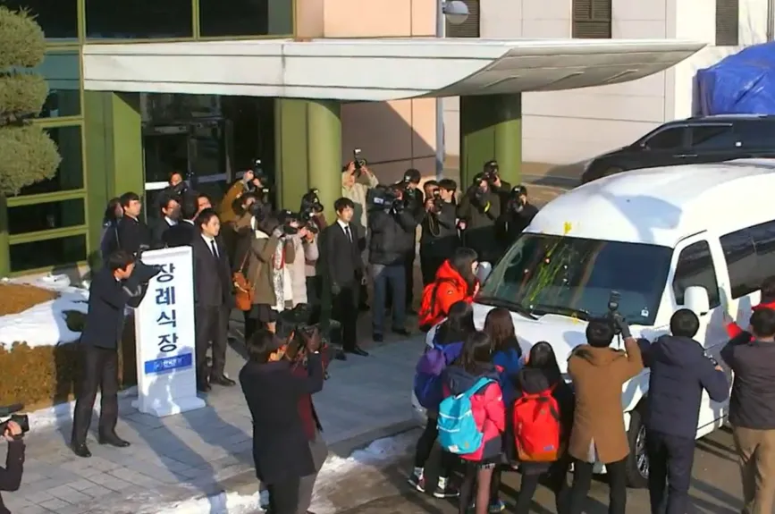 Fans comienzan a atacar a Song Yi, a quien relacionan con la muerte de Yoo-ra, lo cuál la pone muy triste.