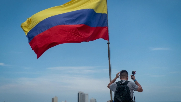 En Colombia, guías turísticos fueron acusados de fraude a dos mexicanos durante un paseo en altamar. Caso genera alerta en el sector turístico.