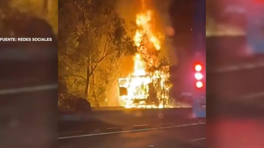 Incendio de tráiler cargado con tequila paraliza el Periférico en Tlaquepaque (VIDEO)