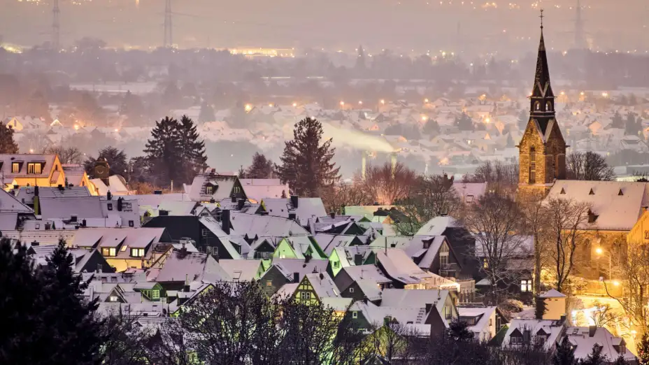 Nieve sobre viviendas en Kronberg, Alemania.
