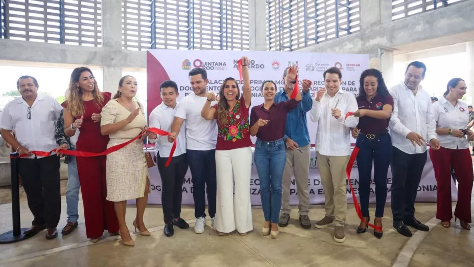 Entrega Ana Paty y Mara Lezama a cancunenses escrituras de sus viviendas en Cancún