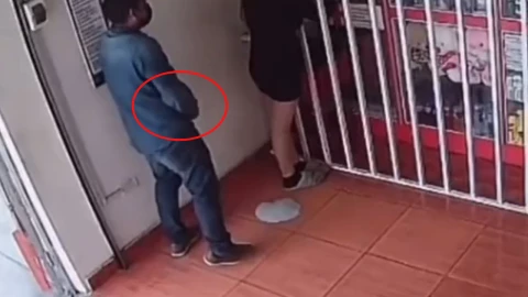 Acosador se masturba en publico