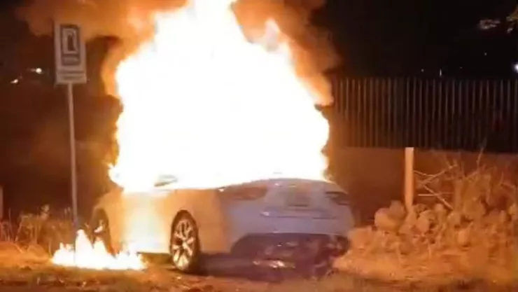 Queman vehículos y arrojan ponchallantas en El Arenal; esto fue lo que sucedió